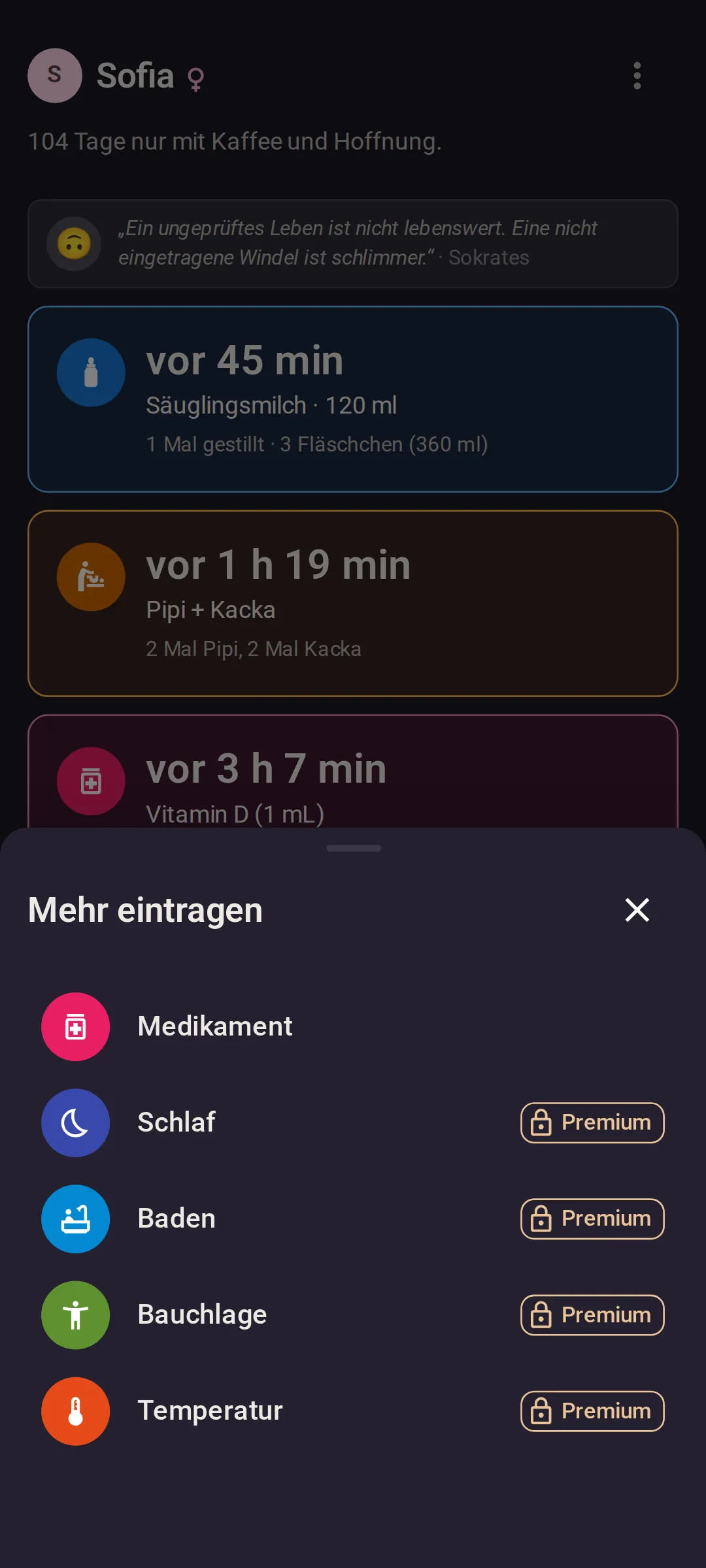 Das Menü „Mehr eintragen“ über dem Bildschirm „Heute“: zuerst Medikament, dann Schlaf, Baden, Bauchlage und Temperatur. Die letzten vier tragen im kostenlosen Plan ein Premium-Schild mit Vorhängeschloss.