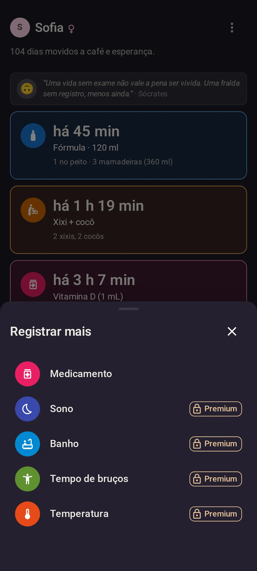 O painel Registrar mais aberto sobre a tela Hoje, com Medicamento na primeira linha, depois Sono, Banho, Tempo de bruços e Temperatura, os quatro últimos com uma etiqueta Premium e um cadeado no plano grátis.