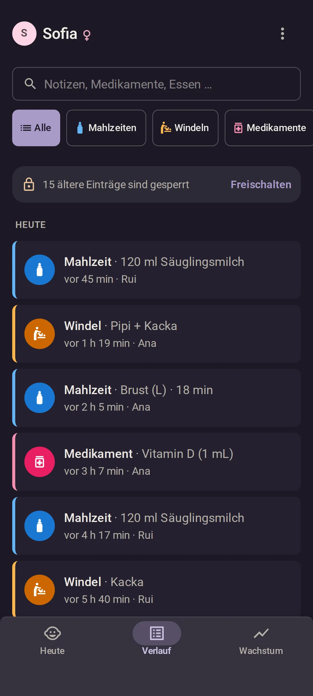 Der heutige Verlauf in Bundle of Joy, neueste Einträge zuerst, jeder mit dem Namen der Person, die ihn eingetragen hat: 120 ml Säuglingsmilch vor 45 Minuten von Rui, eine Windel mit Pipi und Kacka vor 1 Stunde 19 Minuten von Ana, 18 Minuten Stillen links vor 2 Stunden 5 Minuten von Ana und Vitamin D vor 3 Stunden 7 Minuten von Ana.
