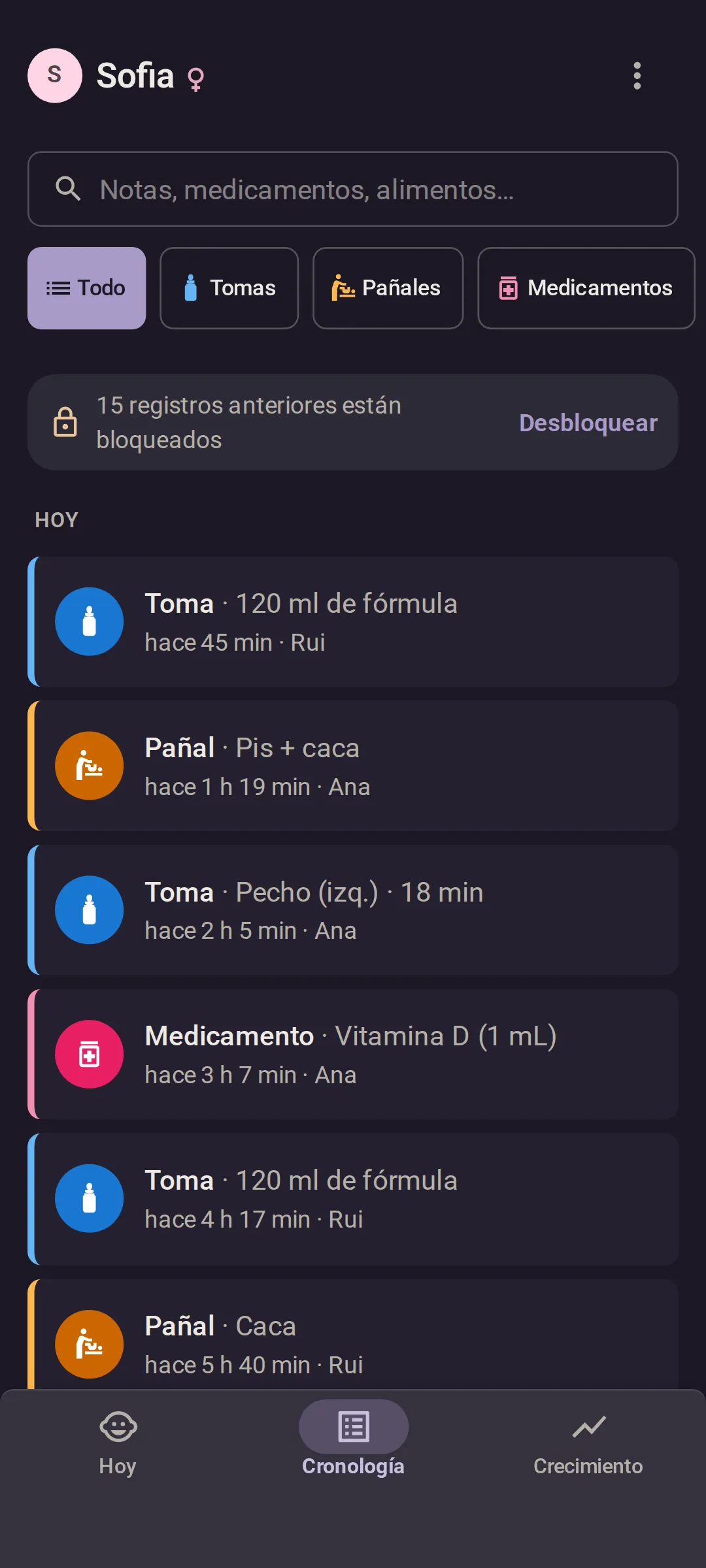 El teléfono de Ana, en modo oscuro: la Cronología de hoy, lo más reciente primero, cada registro con el nombre de quien lo hizo. Una toma de fórmula de 120 ml hace 45 minutos, de Rui; un pañal de pis y caca hace 1 hora y 19 minutos, de Ana; una toma de pecho de 18 minutos hace 2 horas y 5 minutos, de Ana; y vitamina D hace 3 horas y 7 minutos, de Ana.