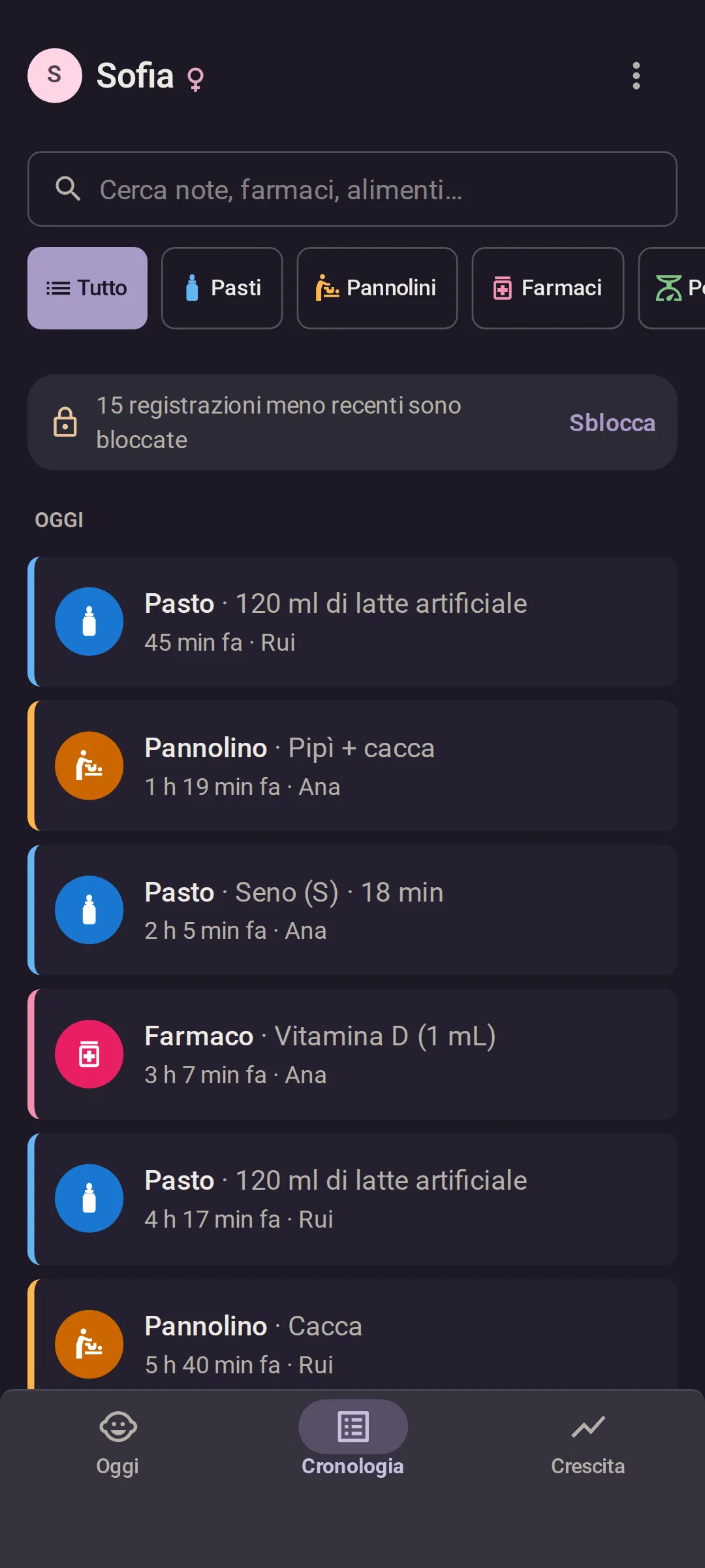 Il telefono di Ana, in tema scuro: la Cronologia di oggi, dalla più recente, ogni registrazione con il nome di chi l’ha fatta. Un pasto di latte artificiale da 120 ml 45 minuti fa, di Rui; un pannolino con pipì e cacca 1 ora e 19 minuti fa, di Ana; una poppata di 18 minuti 2 ore e 5 minuti fa, di Ana; e vitamina D 3 ore e 7 minuti fa, di Ana.