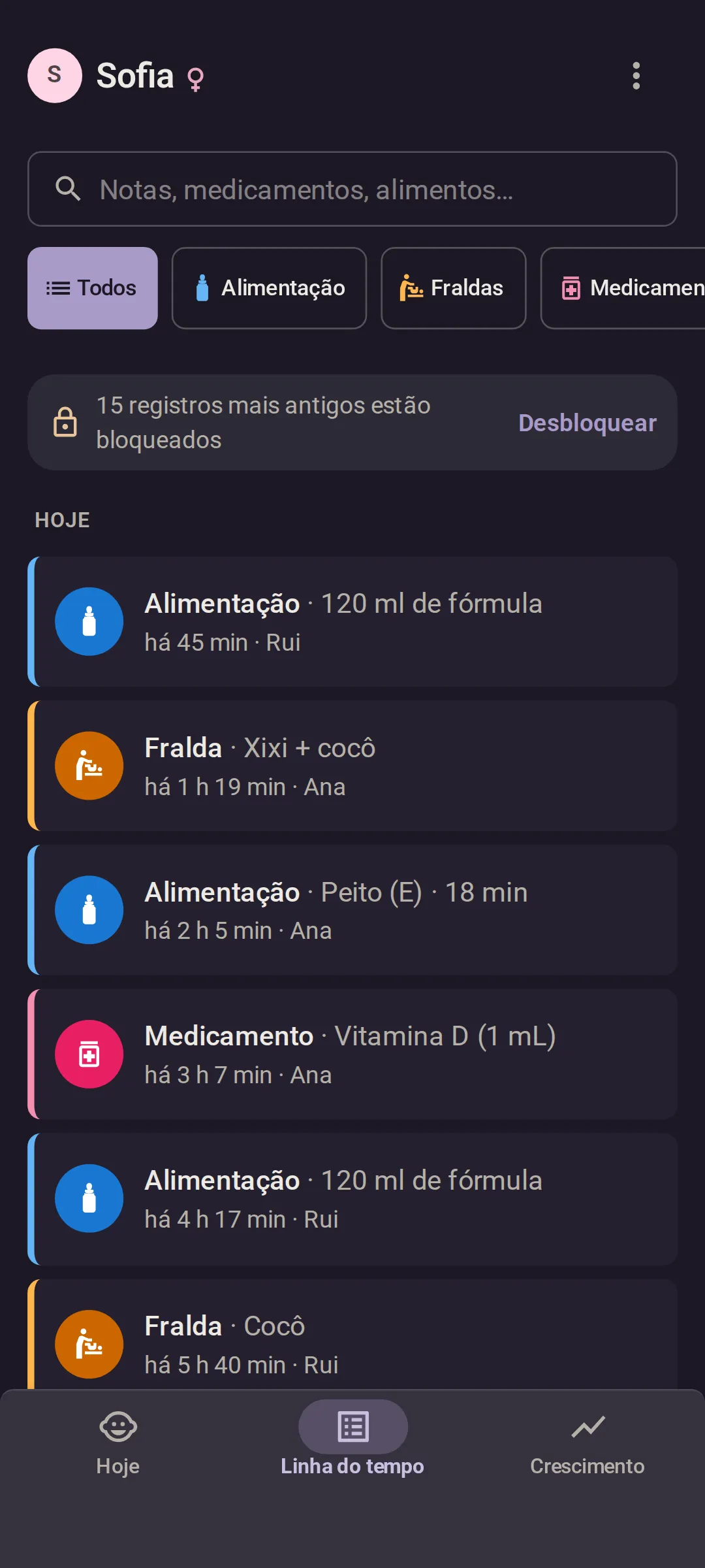 O celular da Ana, no modo escuro: a Linha do tempo de hoje, do mais recente para o mais antigo, cada registro com o nome de quem registrou. Uma mamadeira de fórmula de 120 ml há 45 minutos, por Rui; uma fralda de xixi e cocô há 1 hora e 19 minutos, por Ana; uma mamada no peito de 18 minutos há 2 horas e 5 minutos, por Ana; e vitamina D há 3 horas e 7 minutos, por Ana.