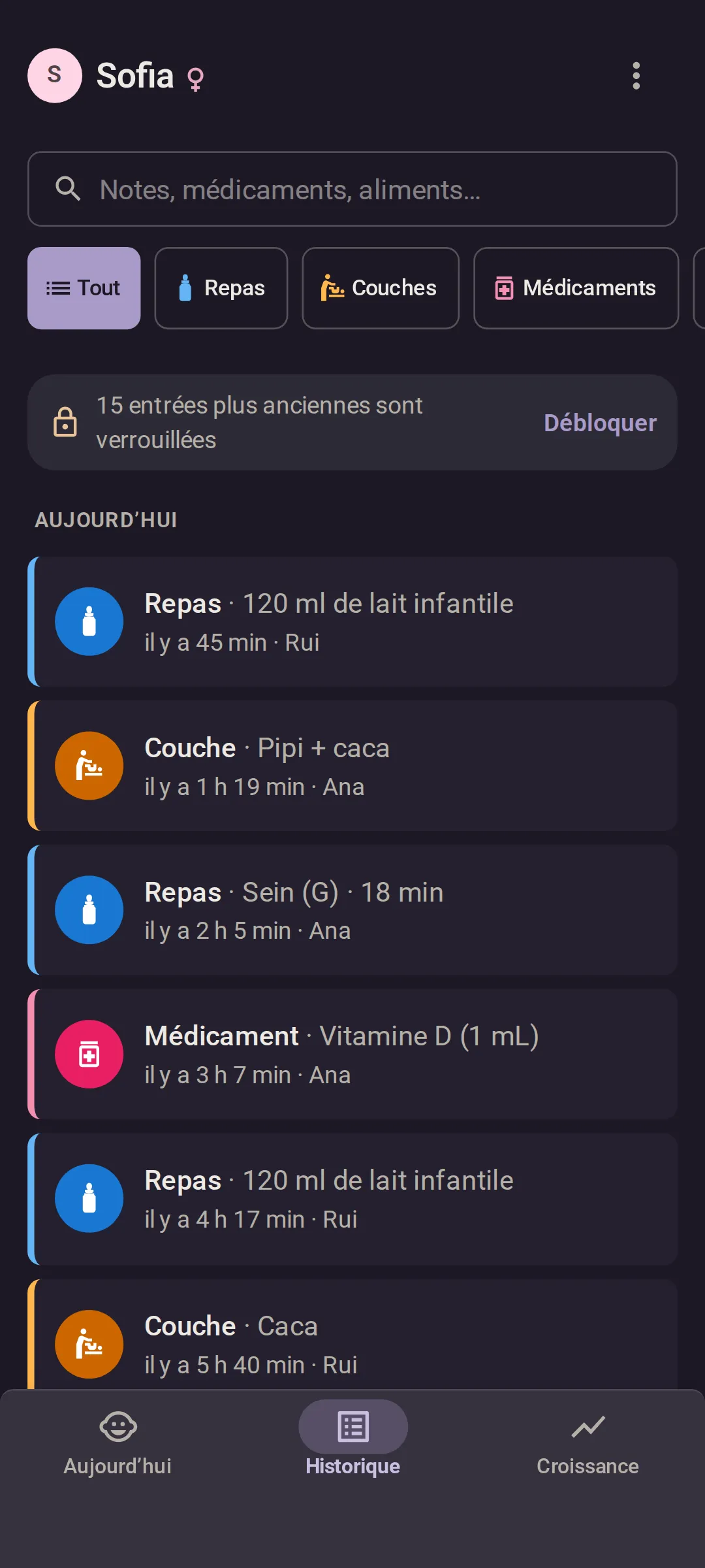 Le téléphone d’Ana, en mode sombre : l’Historique du jour, du plus récent au plus ancien, chaque entrée avec le nom de qui l’a notée. Un repas de lait infantile de 120 ml il y a 45 minutes par Rui, une couche pipi et caca il y a 1 heure 19 minutes par Ana, une tétée de 18 minutes il y a 2 heures 5 minutes par Ana, et de la vitamine D il y a 3 heures 7 minutes par Ana.