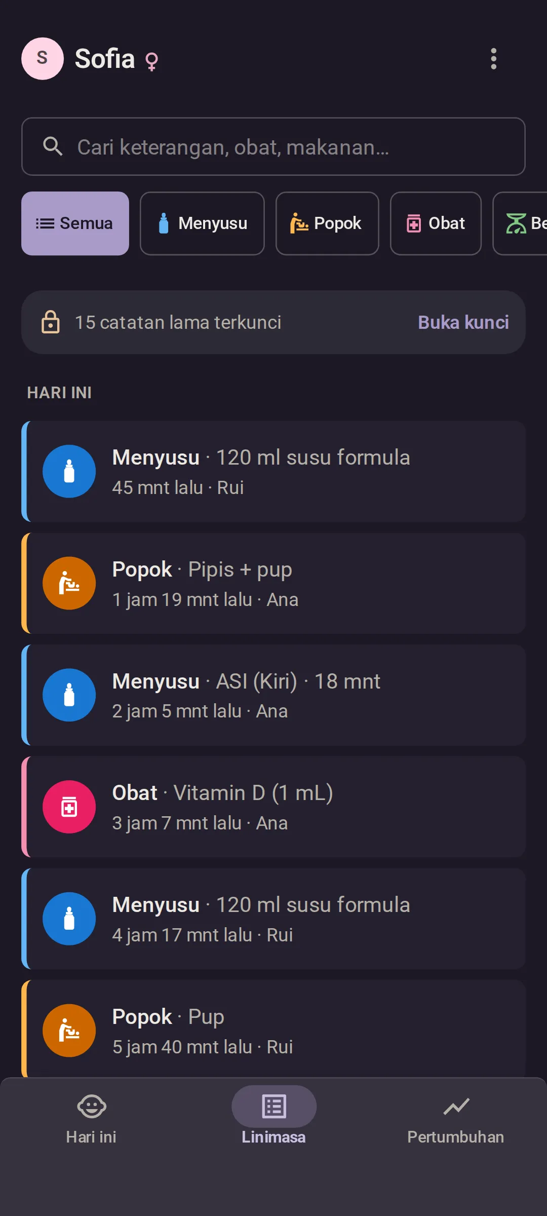 Ponsel Ana, dalam mode gelap: Linimasa hari ini, yang terbaru di atas, setiap catatan dengan nama pencatatnya. Susu formula 120 ml 45 menit lalu oleh Rui, popok pipis dan pup 1 jam 19 menit lalu oleh Ana, ASI selama 18 menit, 2 jam 5 menit lalu, oleh Ana, dan vitamin D 3 jam 7 menit lalu oleh Ana.
