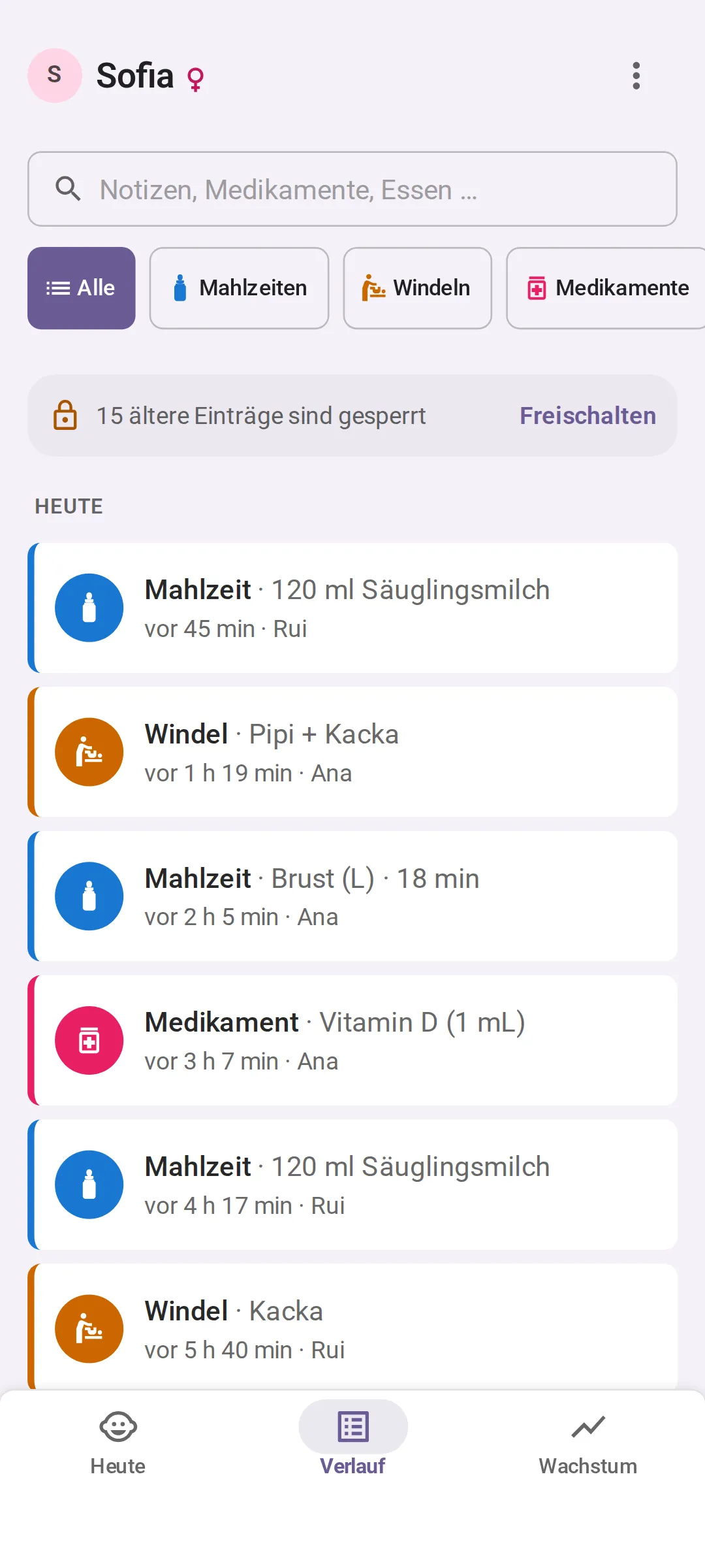 Der heutige Verlauf in Bundle of Joy, neueste Einträge zuerst, jeder mit dem Namen der Person, die ihn eingetragen hat: 120 ml Säuglingsmilch vor 45 Minuten von Rui, eine Windel mit Pipi und Kacka vor 1 Stunde 19 Minuten von Ana, 18 Minuten Stillen links vor 2 Stunden 5 Minuten von Ana und Vitamin D vor 3 Stunden 7 Minuten von Ana.