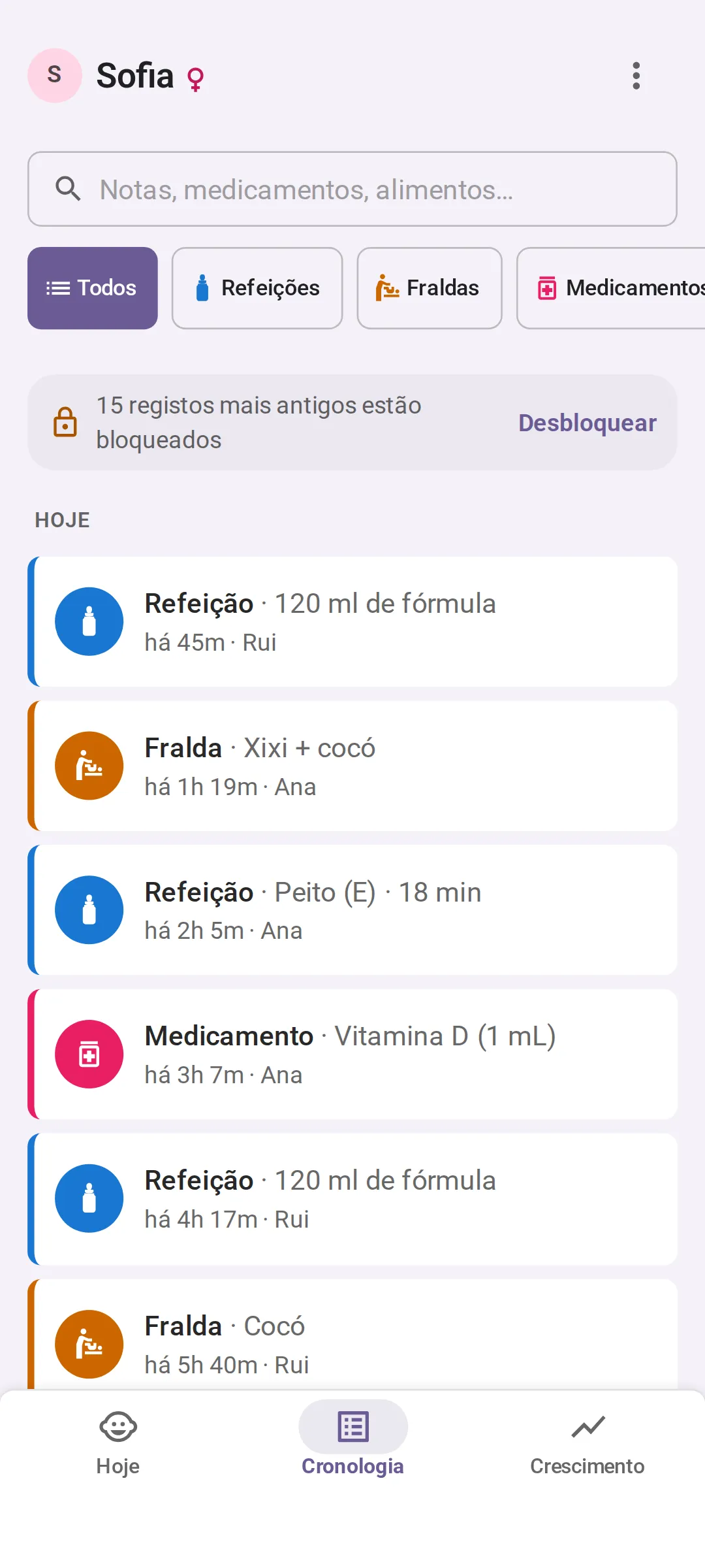 A Cronologia de hoje no Bundle of Joy, do mais recente para o mais antigo, cada registo assinado por quem o fez: uma refeição de fórmula de 120 ml há 45 minutos, pelo Rui; uma fralda com xixi e cocó há 1 hora e 19 minutos, pela Ana; uma mamada de 18 minutos do lado esquerdo há 2 horas e 5 minutos, pela Ana; e vitamina D há 3 horas e 7 minutos, pela Ana.