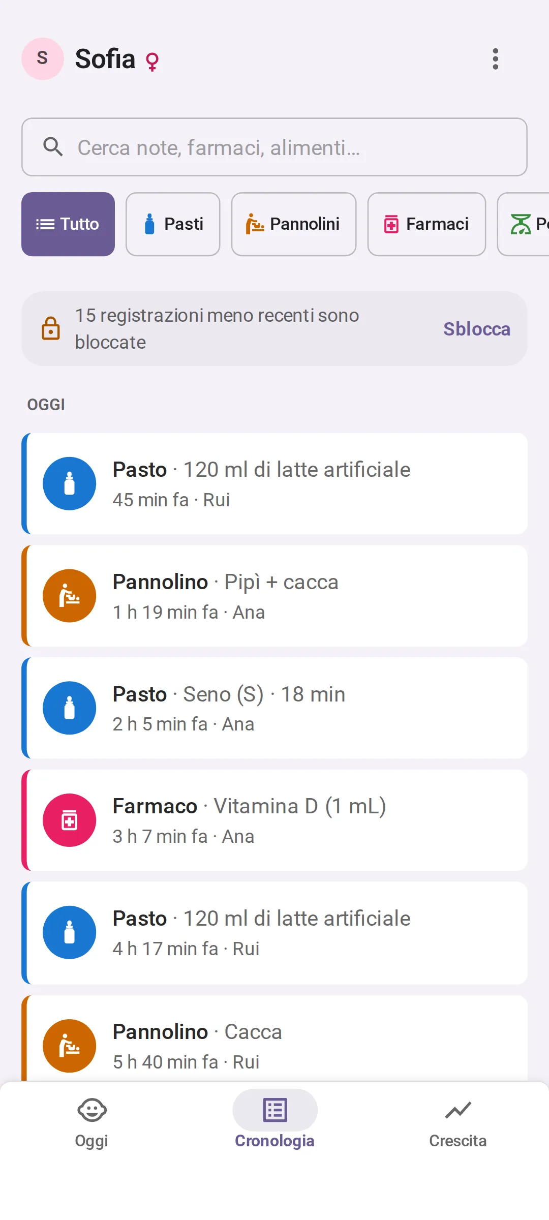La Cronologia di oggi in Bundle of Joy, dalla più recente, ogni registrazione firmata da chi l’ha fatta: un pasto di latte artificiale da 120 ml 45 minuti fa, di Rui; un pannolino con pipì e cacca 1 ora e 19 minuti fa, di Ana; una poppata di 18 minuti dal seno sinistro 2 ore e 5 minuti fa, di Ana; e vitamina D 3 ore e 7 minuti fa, di Ana.